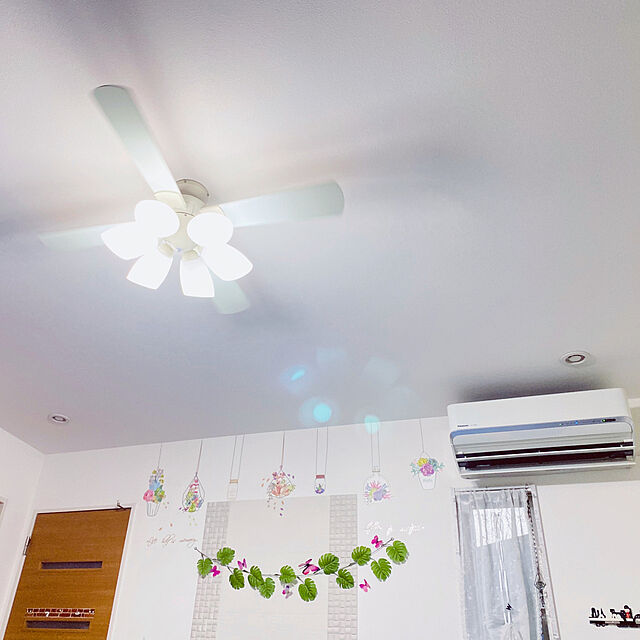 快適空間,エアコンとシーリングファンの併用,暑さ対策,ウォールデコレーション,Lounge uki-uki77の部屋