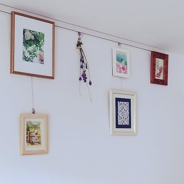 On Walls,花,ポストカード,額縁,ドライフラワー,ラベンダー,絵画,リビングの壁,紫陽花,ピクチャーレール,壁面ディスプレイ,クラッシックプー,自作アート,花の写真,パステル画,木のぬくもり,花の絵,マンション暮らし,木製額縁,額を飾る,WALL_MATES,わが家の好きな風景,お気に入りを飾る,レイアウトを変えて楽しめる,スワッグ mi-saの部屋