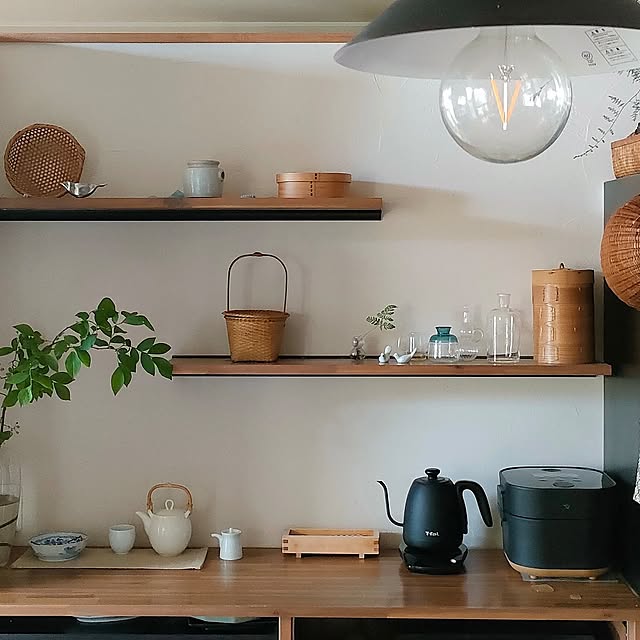 My Shelf,ディスプレイコーナー,2023.6.5,ブルーベリーの木,庭の草花,複数枚投稿,珪藻土の壁,カゴ,ふるいものが好き,薬瓶,象印STAN.,ZOUJIRUSHI,T-falケトル,この棚の下は食器入れ,造作棚,剪定枝,壁の後ろはパントリー,いつもの棚 hana-の部屋