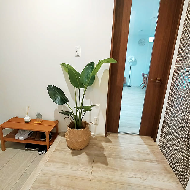 Entrance,LIXIL建具,クリエモカ,スタンドライト,高気密高断熱住宅,子供のいる暮らし,ニトリ,LIXIL Dフロア,LIXIL床,LIXIL,リクシル建具,セリア,ルームフレグランス,名古屋モザイクタイル,名古屋モザイク,下駄箱なし,ベンチ Dmamaの部屋