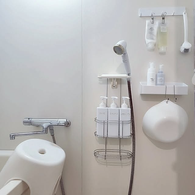 Bathroom,フック,賃貸でも楽しく♪,賃貸インテリア,賃貸,ホワイトインテリア,吊り下げ収納,浮かせる収納,掃除しやすく,ニトリ,セリア,シャワーラック,賃貸のお風呂,アラミックシルキーナノバブルシャワー,節水シャワーヘッド,シンプル pinonの部屋