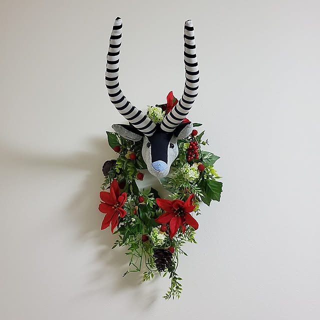 On Walls,SDGs,こどもと暮らす,季節を楽しむ,アニマルトロフィー,どうぶつ,クリスマス,フェイクグリーン,ポインセチア　造花,松ぼっくり,デニムリメイク,hande_und_stitch,ハンドメイド,子供服リメイク kedarakeinumomoの部屋