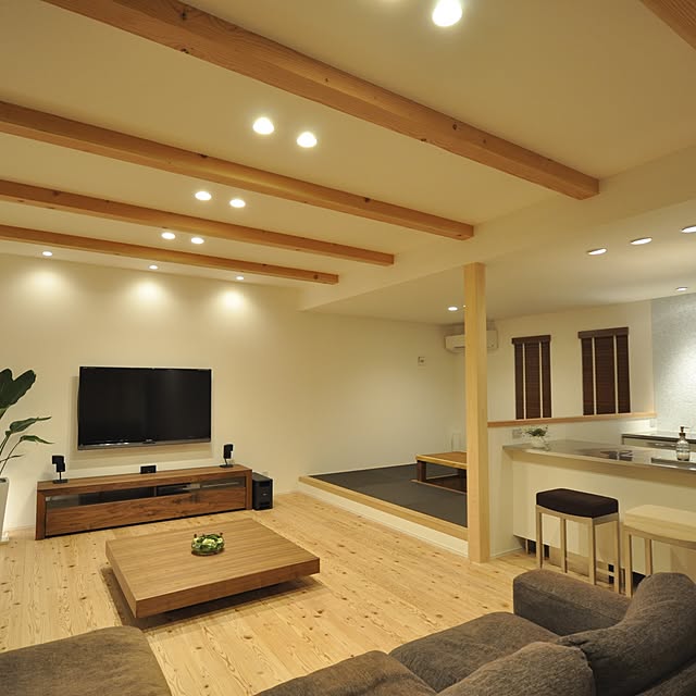 Overview,掘りごたつ,たたみ,一枚板,一枚板テーブル,アイランドキッチン,TOYO KITCHEN,並列型キッチン,60インチTV,広松木工,BOSE,スピーカー,ナチュラル,自然素材,壁掛けTV,広松木工TVボード,広松木工ローテーブル,照明 yuuuuuriの部屋