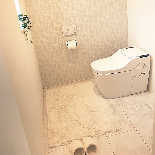 Bathroom,北側トイレ,明るいトイレ,広いトイレ！,トイレスリッパ,ホテルライク,無印良品,アクアポット,シュガーバイン,観葉植物,ラグマット,トイレットペーパー,TOTO 手洗い器,白い空間,キラキラルーム,アクセントクロスがお気に入り,アクセントクロス,大理石調の床,大理石調,アラウーノ,Panasonicアラウーノ,Panasonicトイレ,Panasonicのトイレ,Panasonic Natsuの部屋