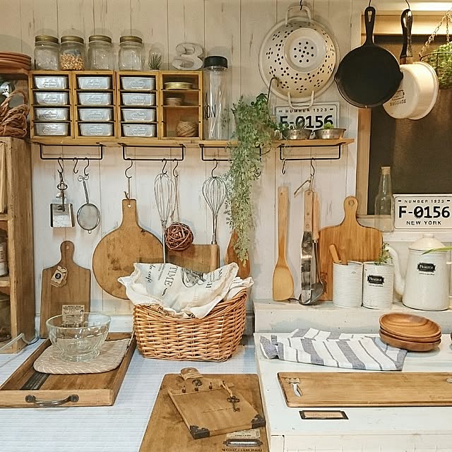 Kitchen,Instagram→makomi,100均,ナチュラルキッチン,収納棚,パタパタ扉,子供と暮らす,飾り,カップボード,簡単,リメイク,マグカップ,100円ショップ,DIY,雑貨,収納,見せる収納,キッチン収納,100均リメイク,ブライワックス makomiの部屋