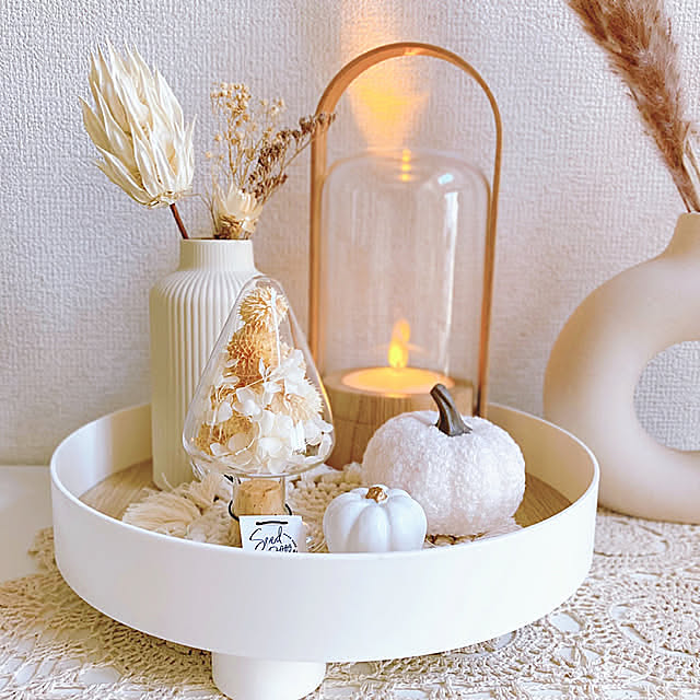 秋色インテリア,季節のディスプレイ,大人ハロウィン,ドライフラワー,テーブルランプ,ハロウィンディスプレイ,イベント投稿,ハロウィン,ラウンドトレイ,レ・クリント,ランプ,H&M HOME,My Shelf,ホワイトインテリア,北欧ナチュラル,シードボトル sunabaの部屋