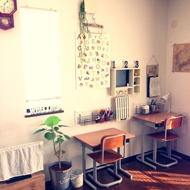 My Desk,収納,ワイヤーネット,ワイヤーラック,ポスター,学校の机,学校の椅子,子供部屋,100均,勉強机,観葉植物,子供部屋 壁 hiro..の部屋