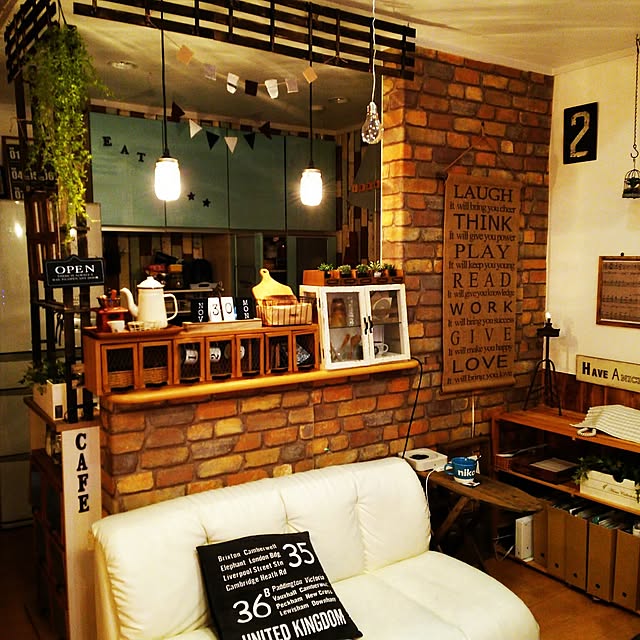 夜,壁紙屋本舗,セリア,ダイソー,メイソンジャーライト,照明,salut!,フェイクグリーン,無印,お家カフェめざしてます☕,すのこリメイク,ガーランドフラッグ,いいね！コメント、ありがとうございます⭐,Kitchen homiの部屋