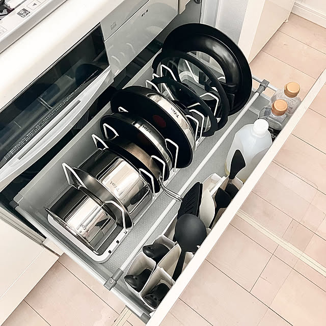 Kitchen,牛乳パック再利用,モノトーン,ホワイトインテリア,ティファール,掃除,フライパン収納,towerシリーズ,グレーインテリア,ホワイト×グレー,キッチン下収納,フライパンスタンド yu-yuukiの部屋