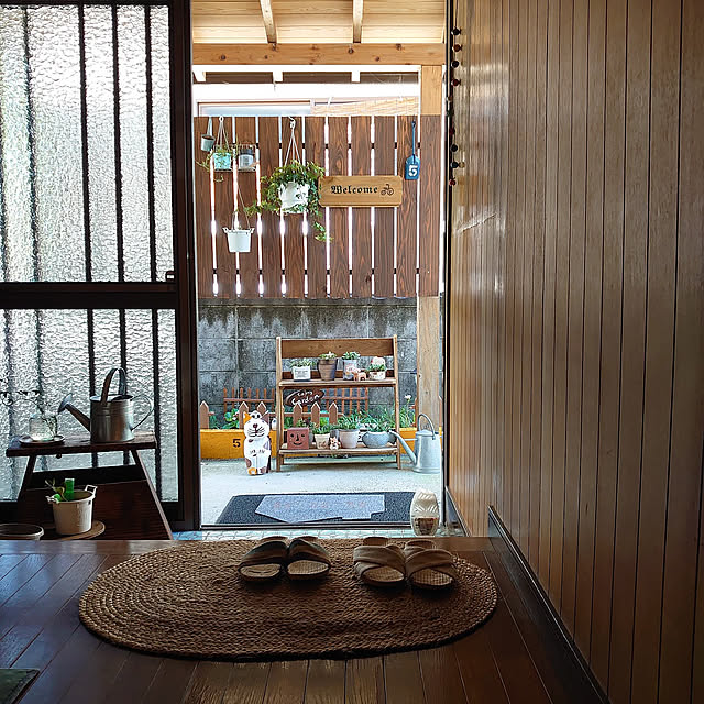 Entrance,癒し,くつろぎ空間,古い家を楽しむ,古い家に住む,築年数46年以上,目隠し柵DIY,栗の木の植物台DIY,廃材で作ったwelcome（手描き）看板,父の家にあった古い踏み台,玄関前の軒下 fukuの部屋