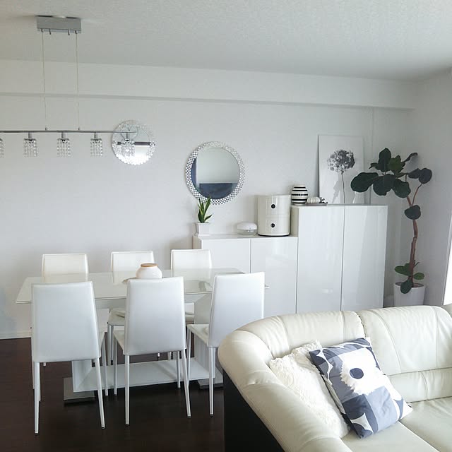 Lounge,ホワイトインテリア,観葉植物のある部屋,ホワイトインテリアに憧れて♡,ポスターのある部屋,北欧インテリア,ホワイト大好き,ダイニングからの眺め,キャビネットの上,ミラー壁掛け,サンスベリア,カルテル,ホワイトが好き,ダイニングテーブル＆チェア,いいね、フォロー本当に感謝です♡,ブログやってます♪,グリーンのある暮らし fum-minの部屋