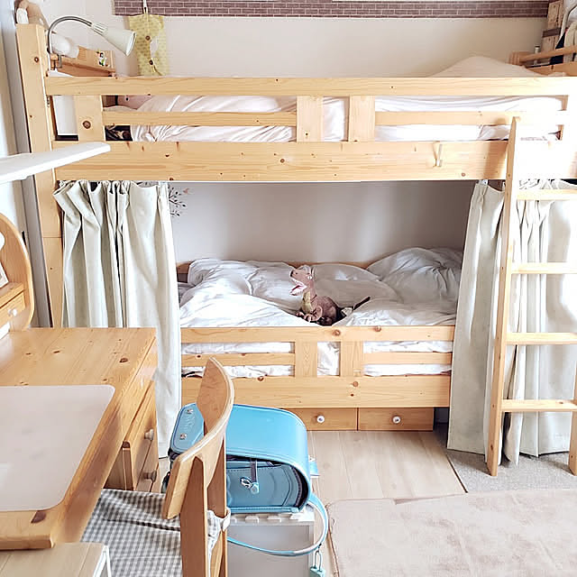Bedroom,こども部屋,賃貸でも楽しく♪,賃貸でも可愛く♪,賃貸インテリア,狭い部屋,子供部屋,姉妹の部屋,6畳,ナチュラルインテリア,2段ベッド,和室を洋室に,死角収納,パイン材,勉強机,ランドセル,小学生,ランドセル置き場 pinonの部屋