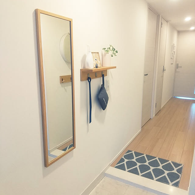 Entrance,買ってよかったもの,無印良品,壁に付けられる家具,全身鏡,北欧インテリア,パペリナ玄関マット,エコバッグ置き場,フェイクグリーン,3COINS,シンプル,マンション暮らし,子供のいる暮らし,ナチュラルインテリア,ファブリーズ 置き場,狭い玄関 Sakuraの部屋
