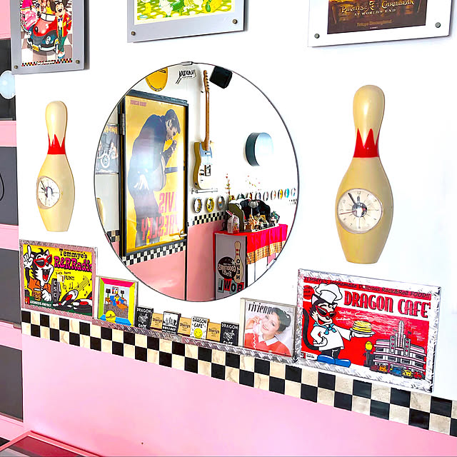 ボーリングピン,丸い鏡,ウォールバー,セリア,市松模様,アメリカンポップ,クリームソーダ,ピンクドラゴン,ティミー,鉄板風シート,DIY,50’s,ピンク,On Walls Holyの部屋
