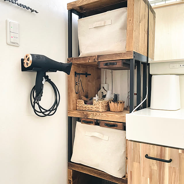 ヘアケアも片付けもスムーズに！お部屋がスッキリ片付くドライヤー収納 