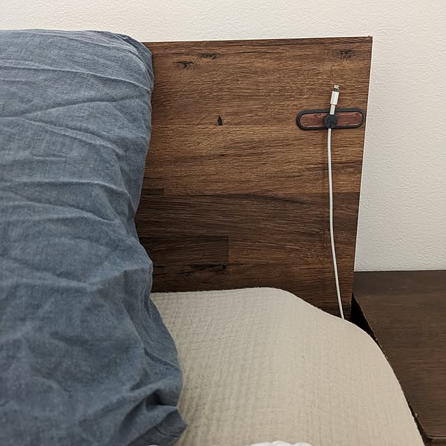 Bedroom,二人暮し,建売住宅,ミニマリスト,クィーンベッド,コード隠し,コード収納,充電コーナー,充電ステーション Hazukiの部屋