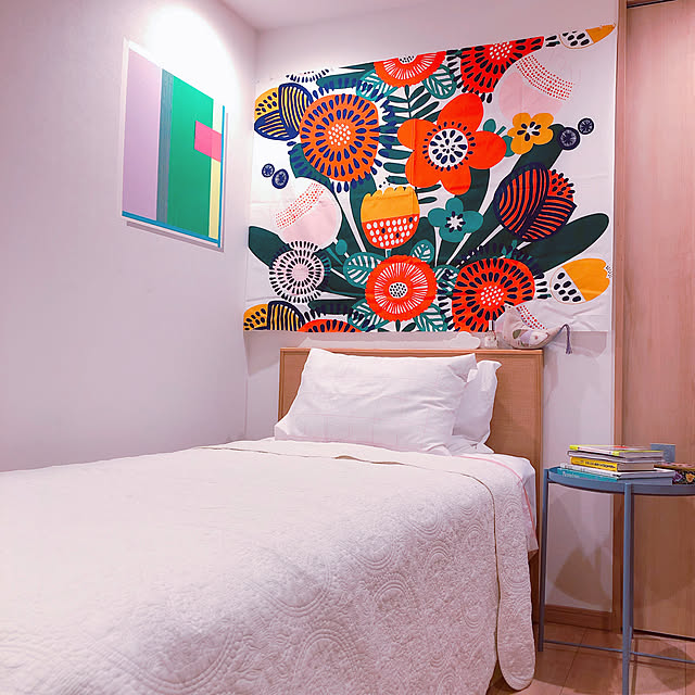 赤色,華やか,カラフル,北欧,マステアート,マステ壁,白いベッドカバー,IKEA生地,サイドテーブル,Bedroom,IKEAサイドテーブル YYの部屋