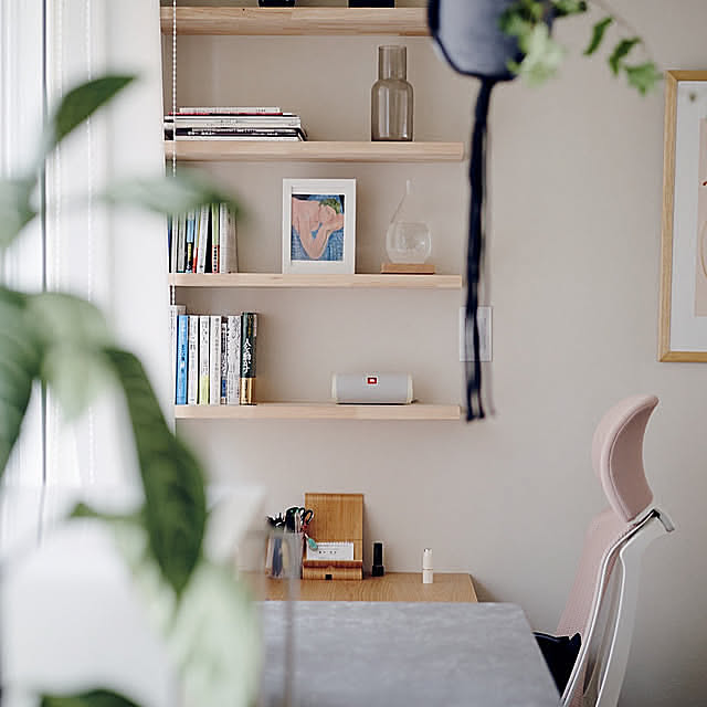 My Desk,観葉植物,本棚,ワーキングスペース,ワーキングデスク,ワーキングチェア,オカムラチェアー,在宅,在宅勤務,リモートワーク デスク,リモートワークスペース,リモートワーク,無印良品,一人暮らし,シンプル,自然光,ミニマルデザイン,無垢材,japandi,照明 komugiの部屋