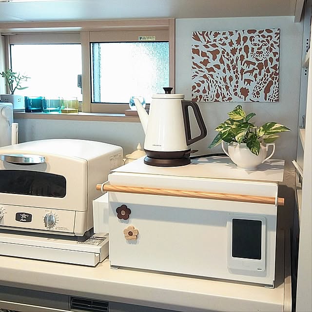 Kitchen,RoomClipショッピング,トスカシリーズ,トスカ　ブレッドケース,ブレッドケース,キッチン収納,イベント参加,白が好き,スッキリ暮らしたい,生活感を隠したい,2枚投稿,イッタラ好き,ポトス水差し,隠す収納,山崎実業 h.t.の部屋
