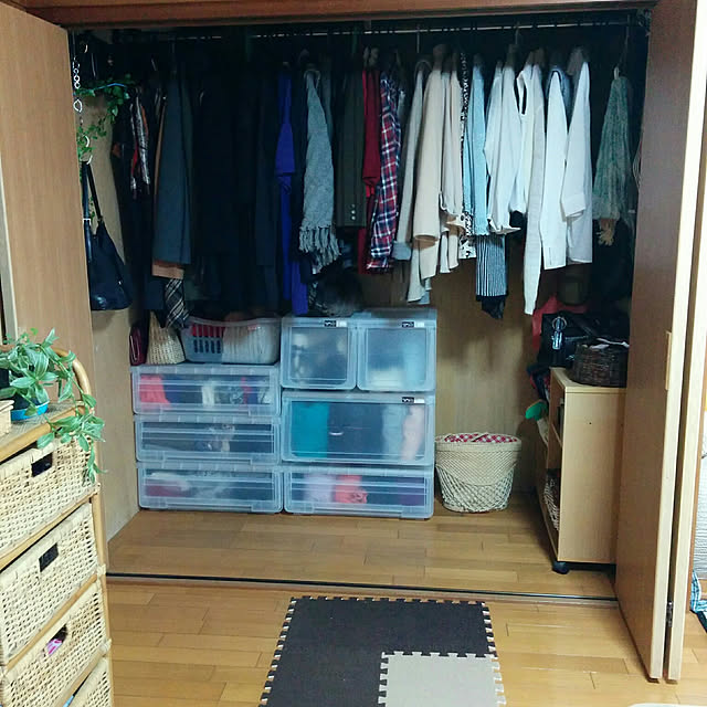 Lounge,押入れの中,10000人の暮らし,●●の中,押し逃げゴメンなさぃ|ω˂̶๑)੭༡,フリーボックス　プチDIYキャスター付,RCの皆さまに感謝♡,フォロー＆いいね！ありがとうございます☆,観葉植物のある暮らし,藤のチェスト,かごが好き♡,せりあ♡グリーンガーランド,断捨離ｽｲｯﾁON!!,シンプルライフ,ダイソー♡突っ張り棒.S字フック,衣装ケース♡カバコ*カバゾコ hiroの部屋