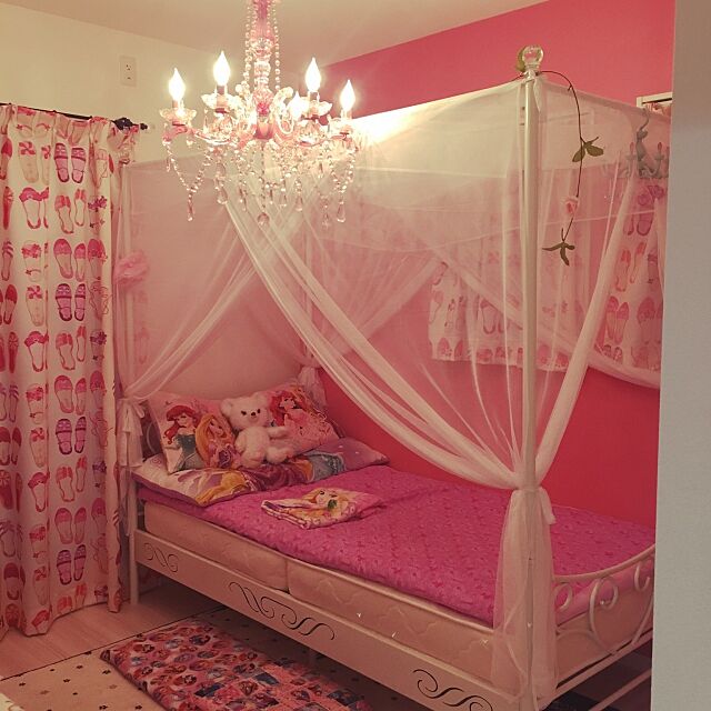 Bedroom,しまむら,カーテン,ピンク,ピンクの壁,天蓋ベッド,プリンセスルーム,子ども部屋 女の子,子供部屋女の子,子ども部屋,子供部屋,シャンデリア,ディズニープリンセス,子供と暮らす。 y.r.oの部屋