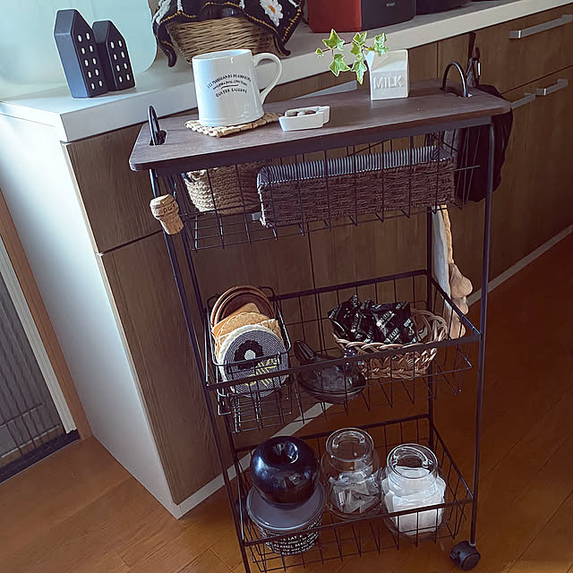 Kitchen,テーブルワゴン,天板トレー,カフェトレー,seria,スタッキングワイヤーバスケット,コースター収納,ガラスキャニスター,マグネット付きハサミ,Daiso,収納,模様替え,モノトーン,この春、買ってよかったもの,おしゃれ収納,便利収納,RCの出逢いに感謝♡,みなさんに感謝です♡,4枚投稿 cecil..の部屋