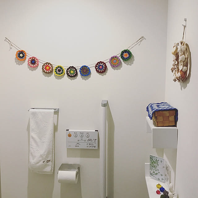 Bathroom,ニトリのウォールシェルフ,シェル編み,シェルリース,手編みモチーフ,ハンドメイド,2017.7.25,編み物,モチーフ編み,残り糸で編む,昭和レトロ,アクリルたわしをインテリアに,東欧,アクリルフレーム・6,無印良品,ハマナカ ホビーメイク,毛糸が似合う部屋,エコたわし,かぎ針編み,手編み,アクリルたわしのガーランド,TOTOトイレ,TOTO 天然木手すり 61シリーズ hemukoの部屋