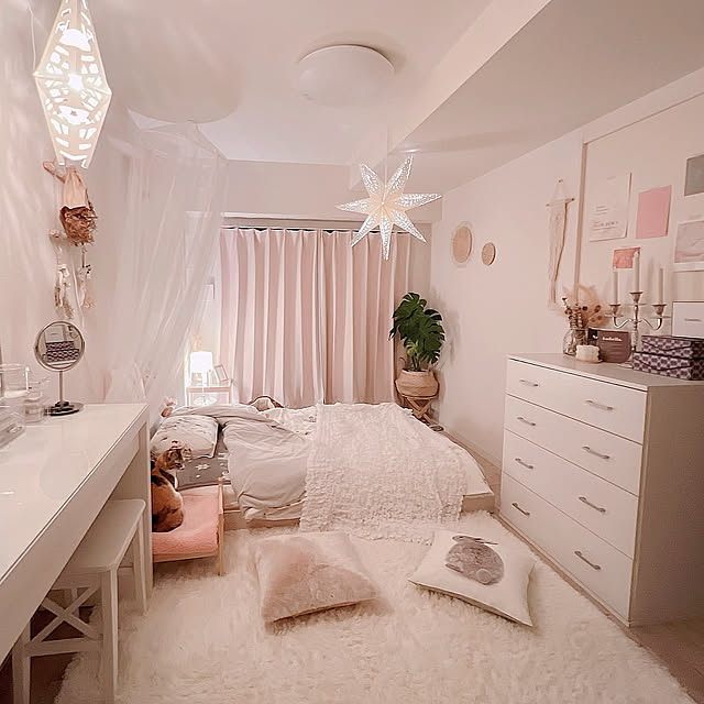 寝る前のひととき,くつろぎ空間,クッション,IKEA 雑貨,新生活,ナチュラルインテリア,ナチュラル,冬インテリア,女子部屋,北欧インテリア,ラグ,コメントお気遣いなく♡,いつもいいねありがとうございます♡,モンステラ,癒し,淡色インテリア,賃貸インテリア,リラックス,シンプル,マンション暮らし,ホワイトインテリア,清潔感重視,好きなものに囲まれて暮らす,Bedroom,我が家の明かり,夜の部屋,間接照明 tina_sa_0の部屋