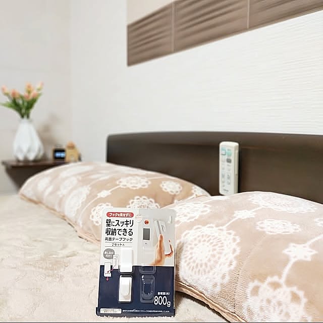 Bedroom,ダイソー,カーテンタッセル,ニトリ,エコカラット,ダブルベッド,白い花瓶,リモコン収納,フェイクフラワー,ヘッドボード,マンション暮らし,照明リモコン,ニトリの掛け布団カバー,ピローパッド,BT21,Nグリップ,両面テープフック,SHEIN,置くだけ簡単 敷パッド,フックが見えない,新機能2枚投稿,ブルー,百均,地震対策,防災,窓辺のインテリア,今は別商品 love1017の部屋