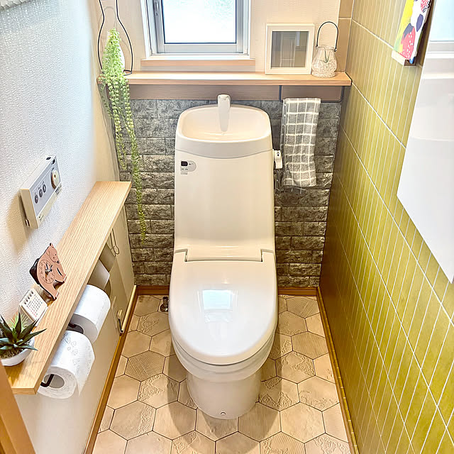 Bathroom,トイレの床,クッションフロア,セルフリノベーション,無印良品,DIY,トイレの壁,壁紙屋本舗,壁につけられる家具,クッションレンガシート,DIYの記録,イージーウォールテープ,レトロトレ,ビルジングタイル,ダイソー,マスキングテープ,オリーブ,フェイクグリーン,ヘキサゴン,ハニカム,六角形 kaerunoameriの部屋