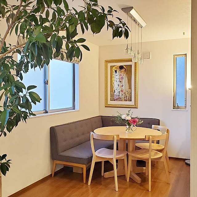 Lounge,癒しの空間,丸テーブル,旭川家具,観葉植物,インドアグリーン,NO GREEN NO LIFE,カフェ風インテリア,植物,ラウンドテーブル,ダイニング,ソファ,ソファダイニング,ハードメープル,ダイニングテーブル,至福の時間,花のある暮らし,花と緑のある暮らし moniの部屋