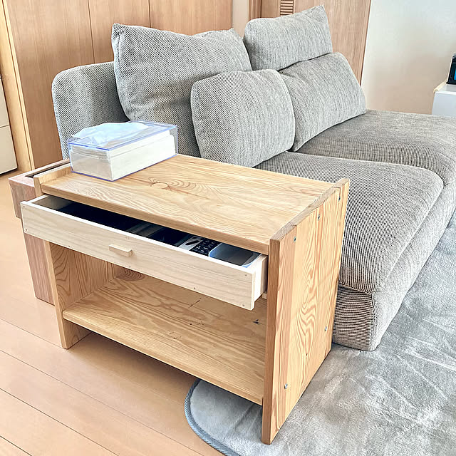 両側引き出し,ゴミ箱,桐材,ナイトテーブル,サイドテーブル,引き出しDIY,ロースタイル,ベージュ,ローソファー,ソーデルハムン,セリア,パイン材,DIY,リメイク,ダイソー,ナチュラル,こどもと暮らす,IKEA,建売住宅,Lounge,廃盤品,ティッシュケース merutoの部屋