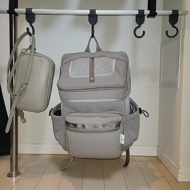 My Shelf,カバンの置き場所,百均,ベルトフック,マジックテープ,ダイソー,浮かせる収納,吊るし収納,クローゼット,省スペース,炭八,カードリング,ハンガーパイプ,犬の抱っこカバン,キャリーバッグ zmr.lの部屋