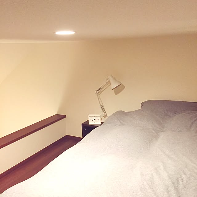 Bedroom,一人暮らし,ワンルーム,賃貸,シンプル,ナチュラル,シンプルライフ,ロフト,ロフトスペース,無印良品,コの字の家具,タモ材,脚付きマットレス,グレー,ベッド,駅の時計,ミニマリスト,LEDアルミアームライト mの部屋