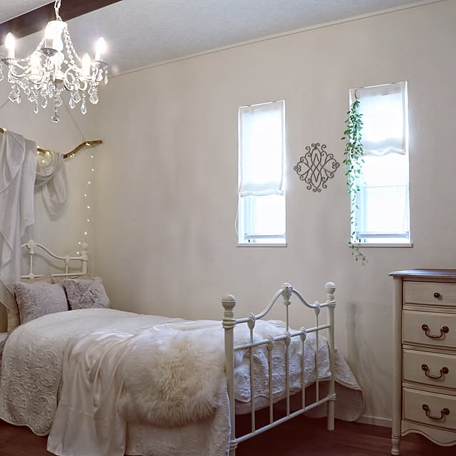 Bedroom,病院のベッドに見えなくするのに必死,ムートン,アイアン,流木,シェード,ツインシェード,上げ下げ窓,楽天で買ったもの,カフェ風,珪藻土,ポータブル超短焦点プロジェクター応募,シャビーシック,シャビー,海外インテリアに憧れる,LIXIL,窓,パリのアパルトマン,フェイクグリーン,シャンデリア melodyの部屋