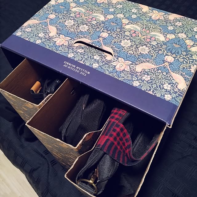 Bedroom,プチプラインテリア,コメント嬉しいです♡ありがとう♡,コメントを、中々返せずすみません。,猫のいる暮らし,フォロワー様700名様超！！感謝です♡,団地,いつもいいねやコメありがとうございます♡,団地住まい,セリア購入品BOX,セリア購入品ファイルBOX,セリア♡,ウイリアムモリス,ウイリアムモリスリメイクシート,バッグ収納,バッグ置き場,すき間収納,押入れ利用 runaの部屋