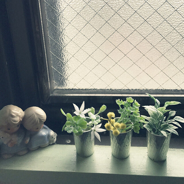 Bathroom,陶器の人形,錫のグラス,花のある生活,100均アイテム,ダイソー,DIY,窓枠ペイントDYI mizucchiの部屋