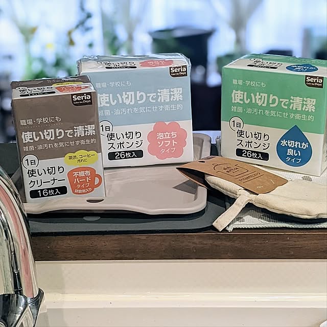 セリア,100円ショップ,使い切りスポンジ,泡立ちソフトタイプ,水切れが良いタイプ,ニトリ,毎日とりかえキッチンスポンジ,比較してみました,使い比べ,キッチンスポンジ,スポンジホルダー,研磨剤入り,研磨剤スポンジ,ハードタイプ,3M,マンション暮らし,比べてみた,購入品,購入品紹介,個人的評価,勝手にモニター,ニトリスポンジ,セリアスポンジ,セリア使い切りシリーズ,使い切りで清潔,1日使い切りクリーナー,1日使い切りスポンジ,便利グッズ,100均行ってきたよ,Kitchen mi-saの部屋