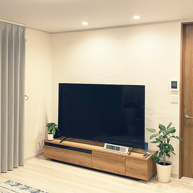 テレビ台,ダウンライト,テレビまわり,観葉植物,サンゲツ壁紙,シンプルインテリア,エポルカフロア,バウアーノーチェ,チェリー,Panasonic建具,Lounge,75インチテレビ packchiの部屋