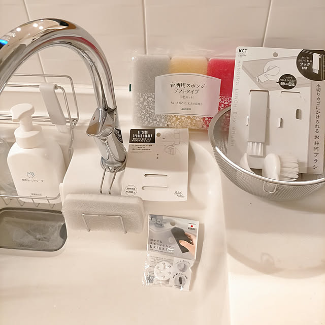 Kitchen,seria,蛇口につけるスポンジホルダー,ほんとはtowerのもいいな,まずはお試し♡,キッチンを使いやすく✨,ダスキンスポンジソフトタイプ,お弁当ブラシを→ザルブラシに,セリア,白いシンク,スポンジ置き場,ザル洗いブラシ,LIXILキッチン,洗い桶なし,使用したボールや大皿を代用,シンクまわり,11年目,タッチレス水栓ナビッシュ,スポンジグレーだけがいい chiki3jの部屋