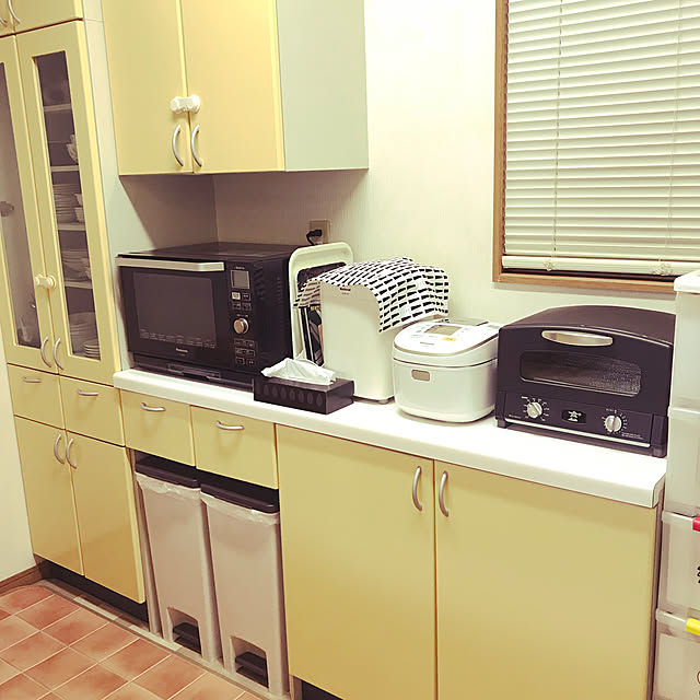 Kitchen,カインズ ティッシュ,アラジントースター,キッチン収納,フォローすごく嬉しいです♡,皆さんの素敵なインテリアに憧れる❤︎,方向性を見失っています,どうしたらオシャレな部屋になるのか？,いいね。押し逃げばかりでごめんなさい。,いいね。をありがとうございます♡,ナチュラルインテリア,イエローキッチン,モノトーン,ティッシュボックス,ボックスティッシュ eriの部屋