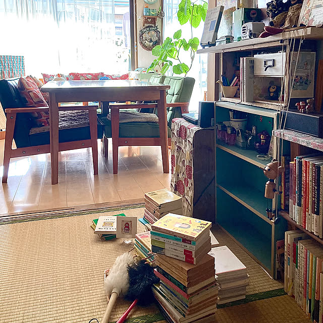 秋のくつろぎ時間,Overview,絵本棚,羊毛ダスター,揖保乃糸の木箱,ワイン箱,みかん箱,りんご箱,杉浦さやかさん,reading nook,昭和レトロ,ビスコ缶,マッチ箱,ウンベラータ,SWIMMER,almedahls heidiの部屋