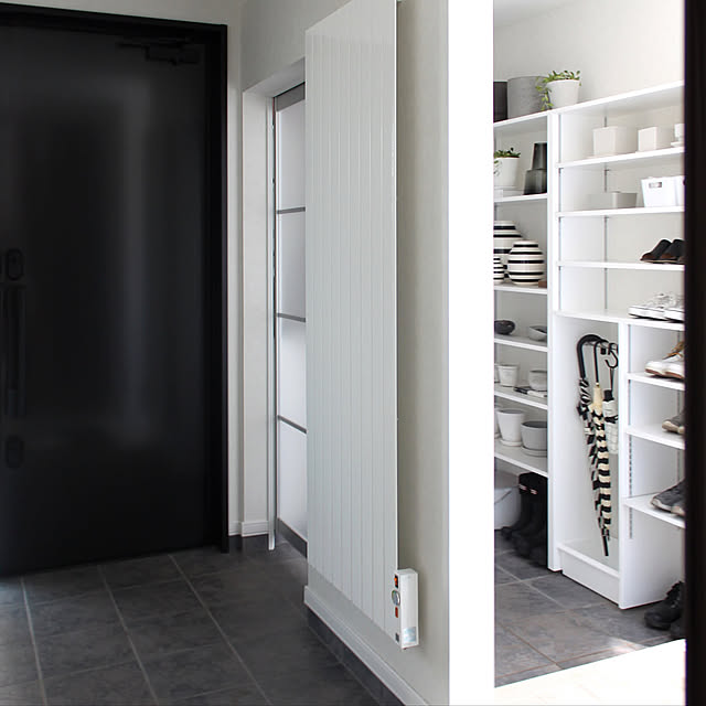 海外インテリアに憧れて♡,モノトーンインテリア,玄関インテリア,ディスプレイ棚,見せる収納,オープン棚,靴収納,玄関収納,土間収納,家族用玄関,楽天ROOM→LOVE YOU,ig→sh.atyou,Entrance sh.atyouの部屋