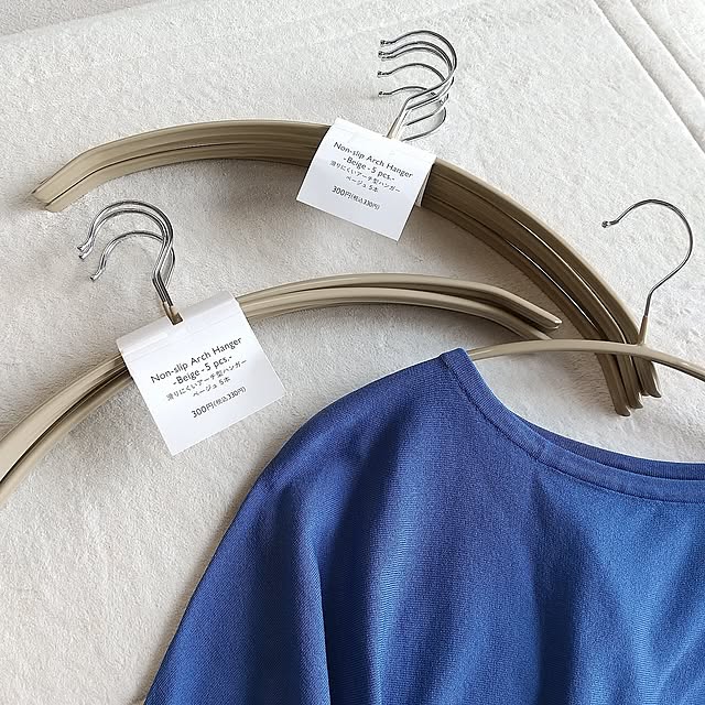 Bedroom,リピート買いアイテム,ハンガー,ベージュ,コストコのマット,アーチ型ハンガー,ドロップショルダー,5本で330円,頭痛予防,スリーピー meiの部屋