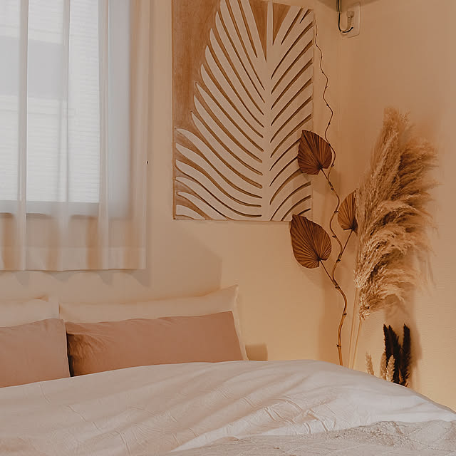Bedroom,cura resort interior,ベッド周り,パームスペード,パンパスグラス,ドライフラワー,ベージュ×ホワイト,無印良品　枕カバー,枕カバー SABOTENの部屋