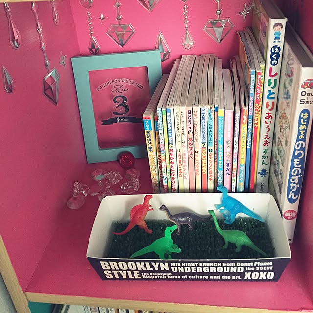 My Shelf,絵本,本棚リメイク,セリアのウォールステッカー,PANTONE,PANTONE COLORS,本棚のひと部屋シリーズ,本棚の色変えました,セリアの人工芝マット,セリア,おもちゃ収納 karinの部屋