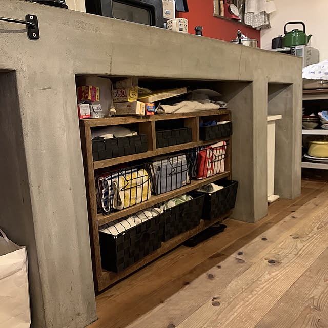 和タンス,キャスター付き,100均カゴ,2型キッチン壁面,モルタルキッチン,オープンキッチン,オープン収納,DIY chakaの部屋