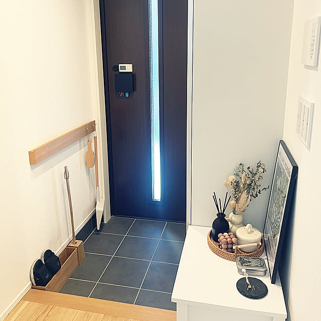 Entrance,無印アロマディフューザー,狭い玄関,ペーパーインセンス,サイドテーブル,無印良品長押,無印良品,玄関インテリア,狭小住宅,シンプルが好き,すっきりさせたい,建売住宅,男の子ママ,狭小3階建,こどものいる暮らし,都内の小さな一戸建て,韓国インテリア,建売住宅でも快適生活,3COINS myurin.comの部屋