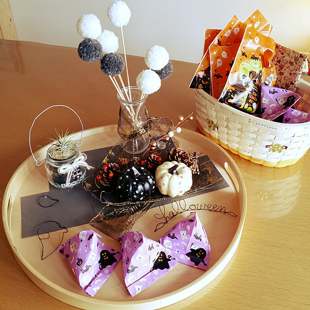 My Desk,ハロウィン,ハロウィンお菓子,かぼちゃ雑貨,木の実,ぽんぽんフラワー,エアプランツ,素人ワイヤークラフト,ワイヤークラフト,ダイニングテーブル,100均,セリア,ダイソー,賃貸暮らし,賃貸マンション,IKEA suzuの部屋