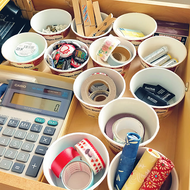 My Desk,文房具収納,ハーゲンダッツ,もはやパケ買い,空き箱再利用,マスキングテープ収納,引き出しの中,手前のアポロのマステ可愛いでしょ,チロルチョコ紙で手作り缶バッチ AllMeの部屋